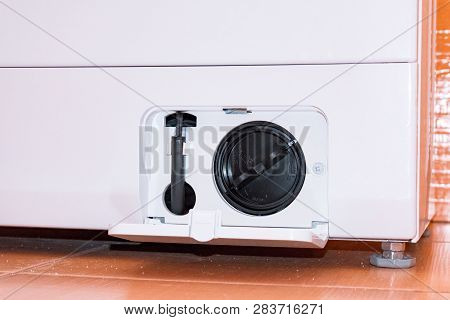 Washing Machine With An Open Filter Cover