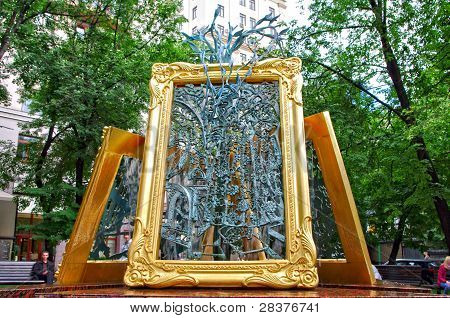 Fontana delle arti In strada laterale Lavrushinsky. Mosca, Russia