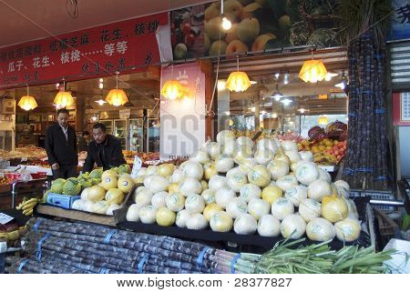 HANGZHOU, Çin - 26 Kasım: Sabah alışveriş taze çiftlik üretmek bir ıslak Pazar 2 Kasım satın