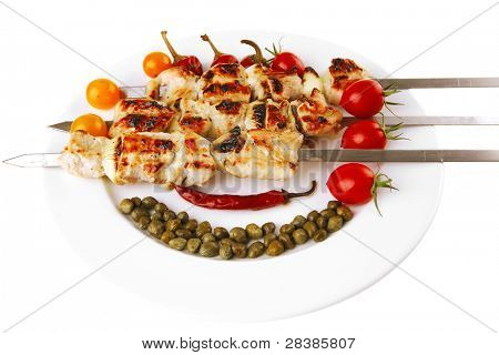 frisk stegt svinekød shish kebab på hvidt fad