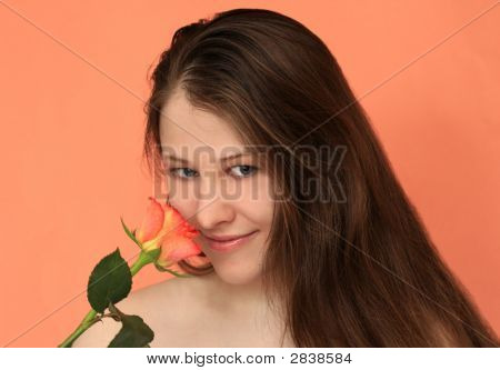 Ragazza sorridente e una rosa