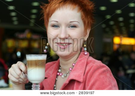 Nő Dreanking kávézó, Cafe, és boldog, mosolyog