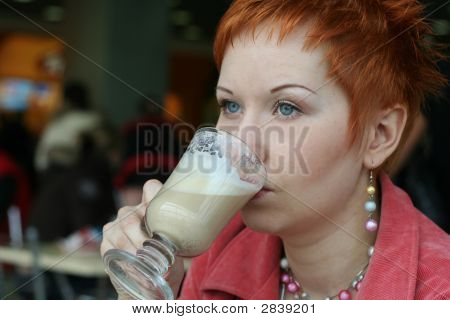 Nő Dreanking kávézó, Cafe, és elgondolkozva néz messziről
