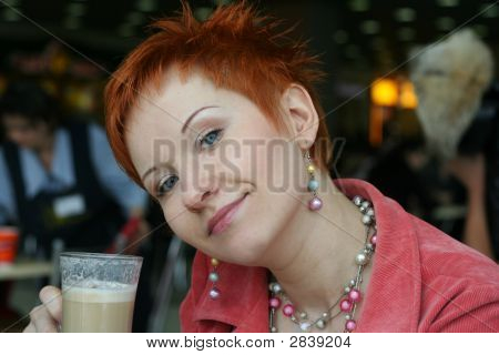 Nő Dreanking kávézó, Cafe, és elgondolkozva néz messziről