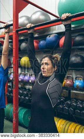 Sportswoman Grabbing The Bar Ready To Do Pull Ups In The Box