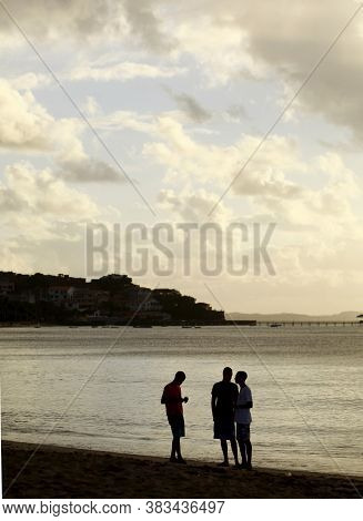 Salvador, Bahia / Brazil - August 12, 2015: People Are Seen At Ribeira Beach, In The Penisula De Ita