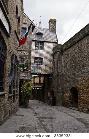 Sti af pilgrimsrejse til toppen af Mont St Michel