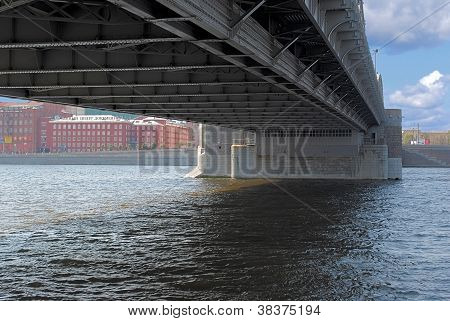 Bajo el puente.