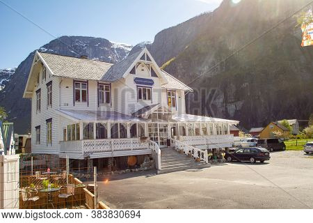 Eidfjord, Norway, May 2015: Eidfjord Gjestgiveri Guest House And Hotel On The Eidfjordvatnet