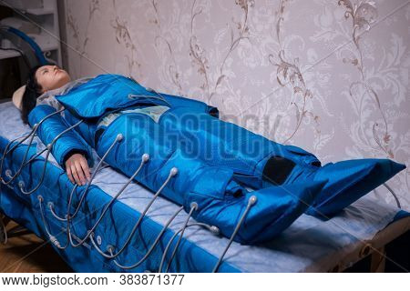 Modern Pressotherapy Machine For Anti Cellulite Procedure In Spa Salon