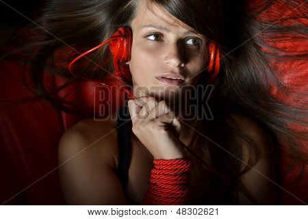 Красивая молодая женщина с красной Наушники