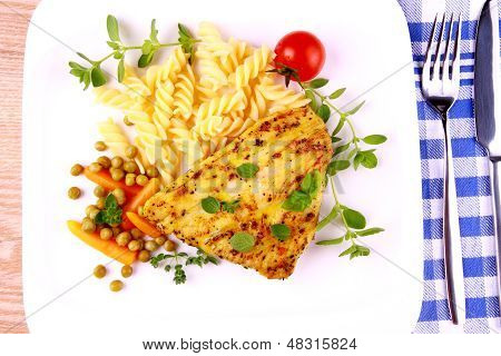 Bistecca alla griglia pollame con Fusilli piselli, carote e origano