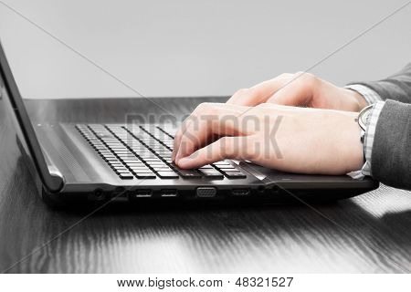 Obchodní lidé pracují na počítačích