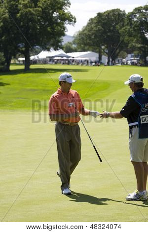  LOCH LOMOND, SZKOCJA - 10 LIPIEC 2009; Loch Lomond Szkocji; Retief Goosen (RSA) ręce piłkę do jego 