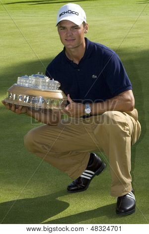 LOCH LOMOND, SKOTSKO - JUL 12 2009; Loch Lomond Skotsko; Martin Kaymer (GER) s trofejí pro w