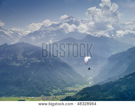 Un'immagine di un parapendio a Beatenberg Svizzera