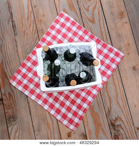 빨간색과 흰색 체크 테이블 천으로 오에 맥주 병의 가득 차 있는 스티로폼 얼음 가슴의 오버 헤드 샷