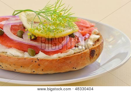 훈제 연어 Lox 양 귀 비 씨 양파 베이글에