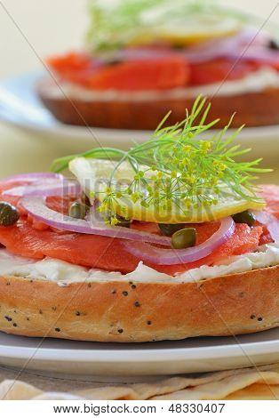 훈제 연어 Lox 양 귀 비 씨 양파 베이글에