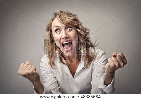 bella donna di successo esulta