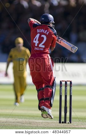 LONDRA - 12 SETTEMBRE 2009; Londra Inghilterra: Giocatore di squadra Inghilterra Ravi Bopara durante il Nat West, un quarto 