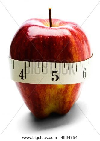 Gros plan du mètre à ruban enroulé autour d'Apple