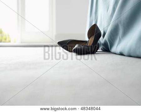 Closeup oppervlakte weergave van hoge hakken door bed