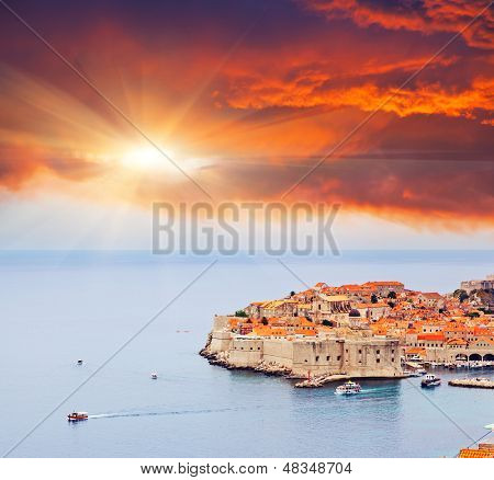 Majestätische bunten Sonnenuntergang über der Altstadt von Dubrovnik, Kroatien. Balkan, Adria, Europa. Wo Schönheit