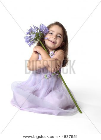 Bella ragazza sorridente con bel fiore