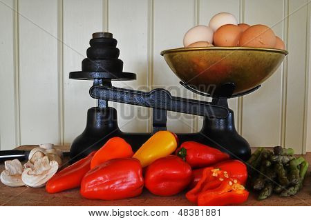 Gamla hederliga skalor med ägg och Vegtables