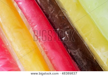 closeup di alcuni freezies di diversi colori e sapori