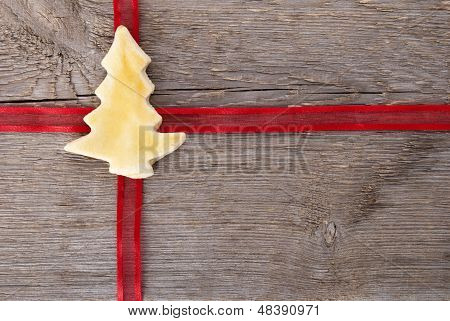 クリスマス ツリーのクッキーと赤いリボン