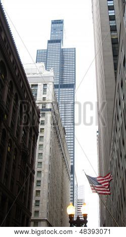 Chicago architectuur en de Amerikaanse vlag in het centrum van