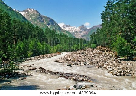 Řeka Baksan v Prielbruse.