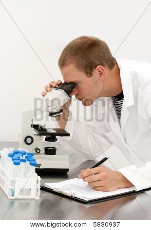 Cientista de técnico de laboratório masculino jovem