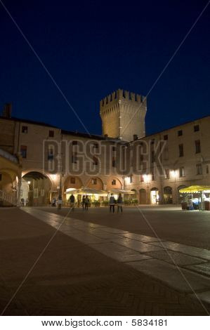 vida nocturna en Ferrara