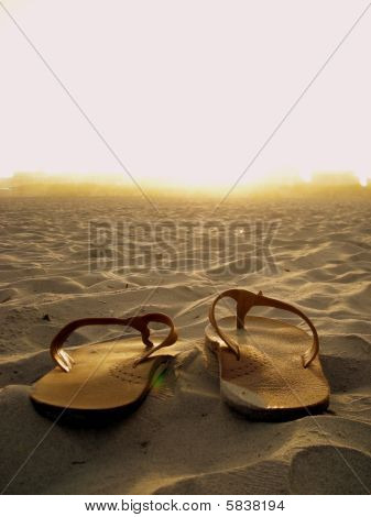 sandales s'asseoir sur une plage