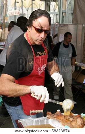 LOS ANGELES - NOVEMBER 22: Kevin Nealon at The Los Angeles Mission Thanksgiving Meal for the Homeless  November 22, 2006 in Los Angeles Mission, Los Angeles, CA.