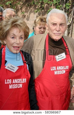 LOS ANGELES - NOVEMBER 22: Anne Douglas and Kirk Douglas at The Los Angeles Mission Thanksgiving Meal for the Homeless  November 22, 2006 in Los Angeles Mission, Los Angeles, CA.