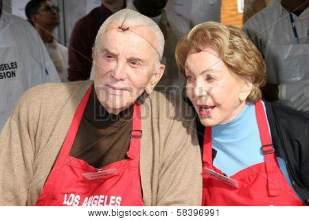LOS ANGELES - NOVEMBER 22: Kirk Douglas and Anne Douglas at The Los Angeles Mission Thanksgiving Meal for the Homeless  November 22, 2006 in Los Angeles Mission, Los Angeles, CA.