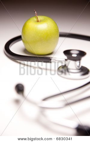 청진 기 및 Gradated 배경에 녹색 사과