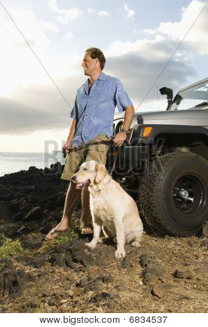 Mand og hund af Suv på stranden