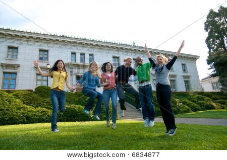 Saltando de estudantes no campus