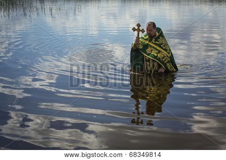 KRASNY BRONEVIK, RUSSIA - JULY 7, 2014: Celebrations commemorating the Rev. Anthony Dymsky (died 1224) in Antony Dymsky Monastery - Procession on Lake Dymsky, the great blessing of water and bathing.