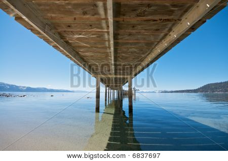 Sob o cais em Lake Tahoe resort de férias