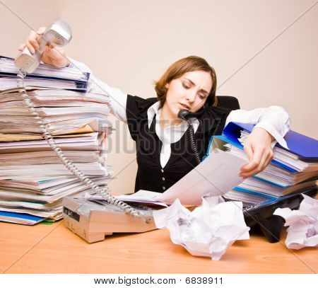 Joven Empresaria con toneladas de documentos