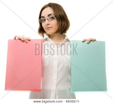 Foto de una chica de blanco sosteniendo dos carpetas