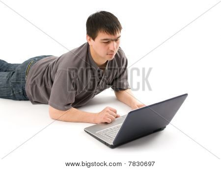 Asiatisk mand, der arbejder på sin Laptop