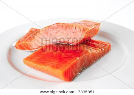 Saumon rose sur plaque blanche