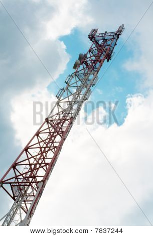 Hoher Sendeturm gegen bewölkten Himmel.